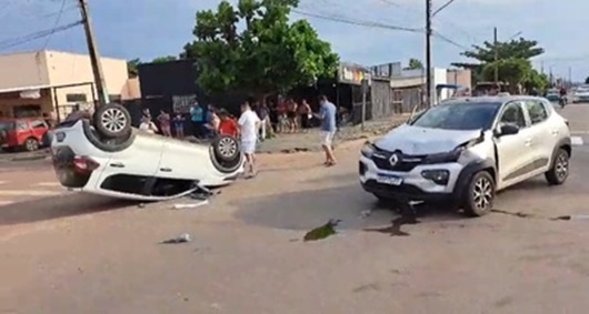 Carro para com as rodas para cima após colisão em Sinop