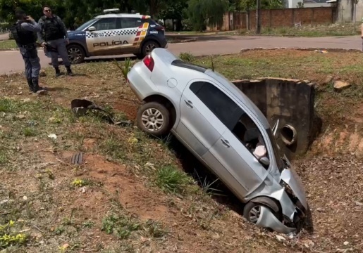 Sinop: Veículos caem em ''valetão'' após colisão em cruzamento