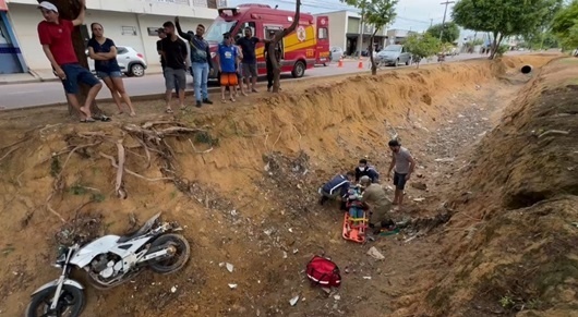 Jovem cai em ''valetão'' após colisão entre motos em Sinop
