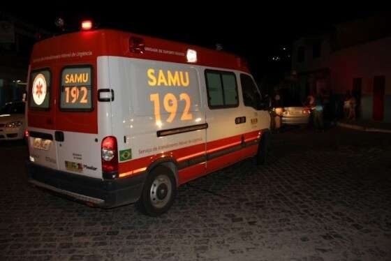 Mulher é internada em estado grave após ter pescoço quebrado com pisada e mata-leão