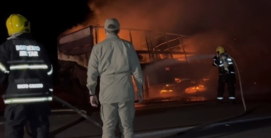 Carreta é atingida por incêndio na BR-163