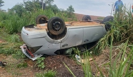 Carro tomba às margens da MT-320 em Colíder