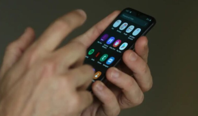 Comissão aprova projeto que proíbe o uso de celular em escolas públicas e privadas