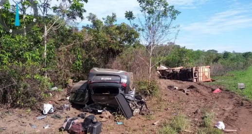 Casal e filho morrem após pneu de caminhão estourar e veículo atingir carro da família em MT