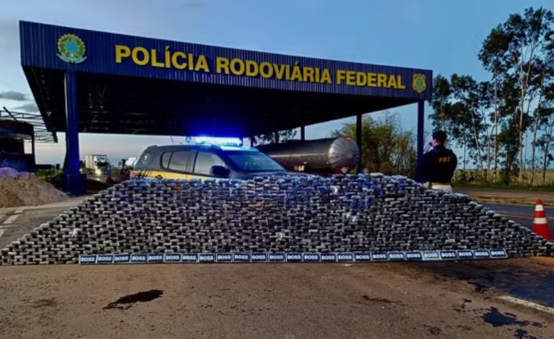 Motorista é preso por transportar mais de 900 kg de cocaína escondidos em carga de milho em MT