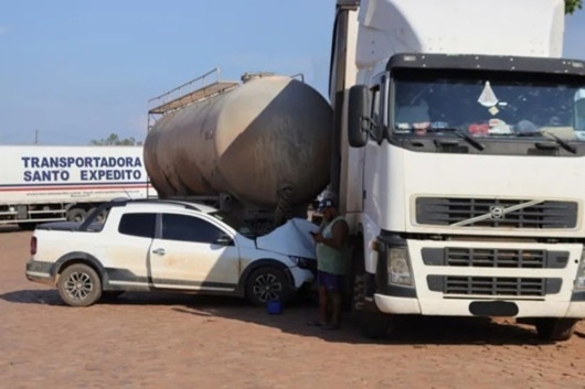 Tanque de combustível se desprende de carreta e cai em cima de carro