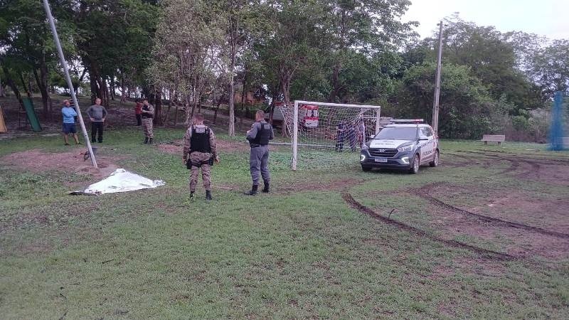 Homem morre eletrocutado ao erguer poste em retiro de igreja em Cuiabá; dois estão internados
