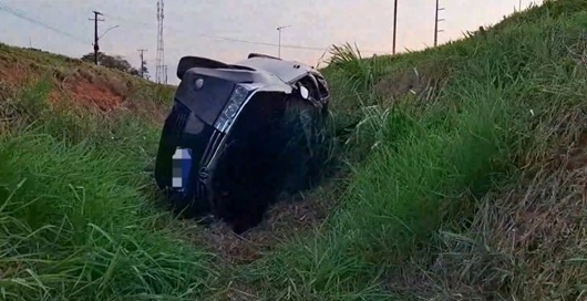Carro é encontrado dentro de ''valetão'' na lateral da BR-163 em Sinop