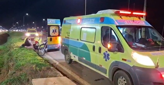 Mulheres ficam feridas após caírem de moto na BR-163 em Sinop