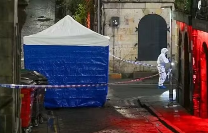 Pedestres seguram cabeça decapitada na Escócia, pensando se tratar de decoração de Halloween
