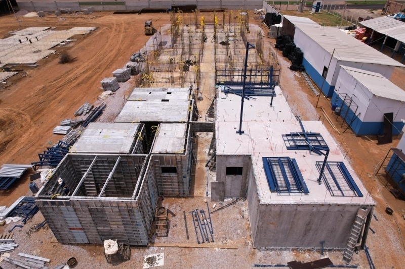 Obras do Residencial Jardim Califórnia avançam com levantamento da estrutura