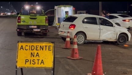 Colisão entre moto e carro deixa homem ferido na BR-163 em Sinop