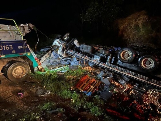 Motorista morre em tombamento de carreta na BR-364