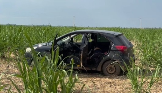 Cadáver é encontrado em carro crivado de bala no meio de canavial