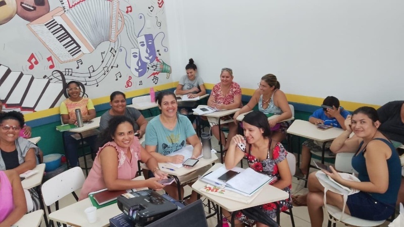 Moradoras participam de cursos profissionalizantes, primeira-dama destaca oportunidade na comunidade e chance de recomeço