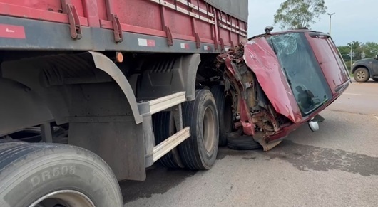 Veículos de carga ''prensam'' carro na BR-163 em Sinop