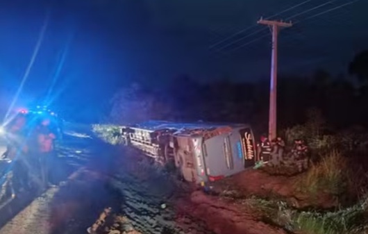 Colisão entre ônibus e caminhão deixa duas crianças mortas e 27 feridos na BR-158