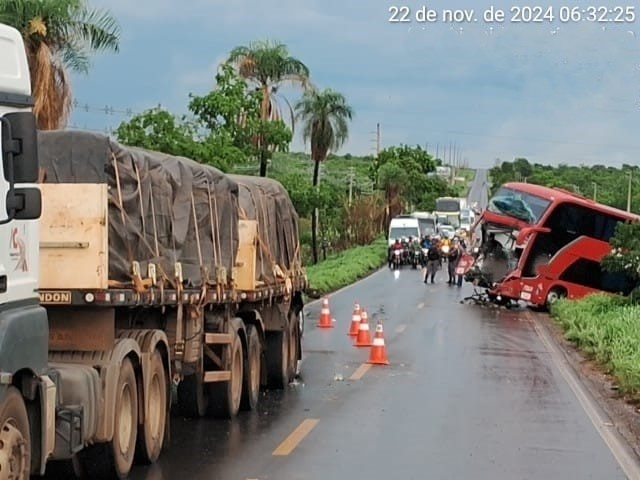 Motorista de ônibus morre e seis passageiros ficam feridos em grave acidente na rodovia MT-010