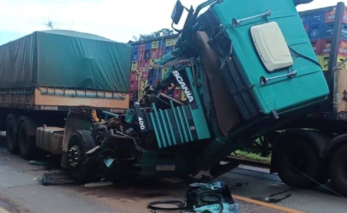 Colisão entre três carretas é registrada na BR-163 em Sinop