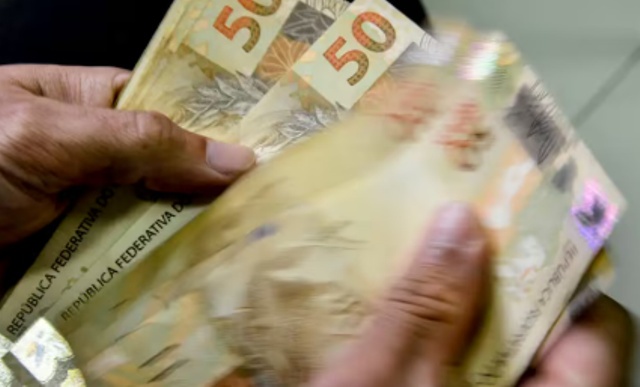 Primeira parcela do décimo terceiro deve ser paga até esta sexta-feira