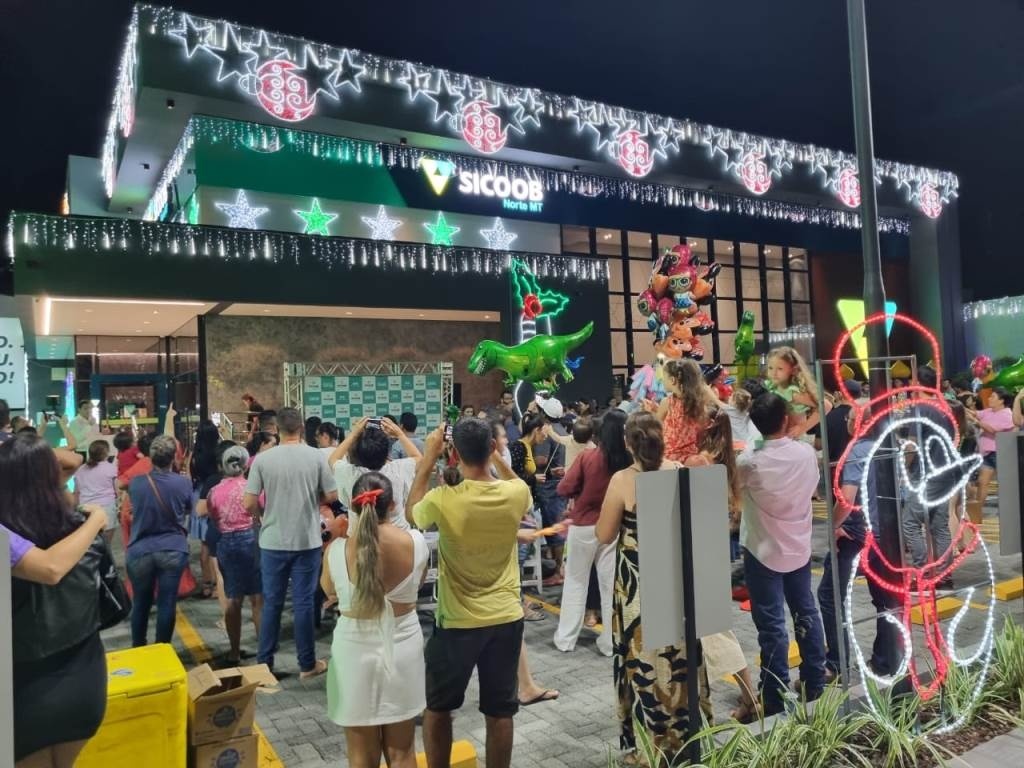 Em uma noite ‘família’, Sicoob acende as luzes de Natal