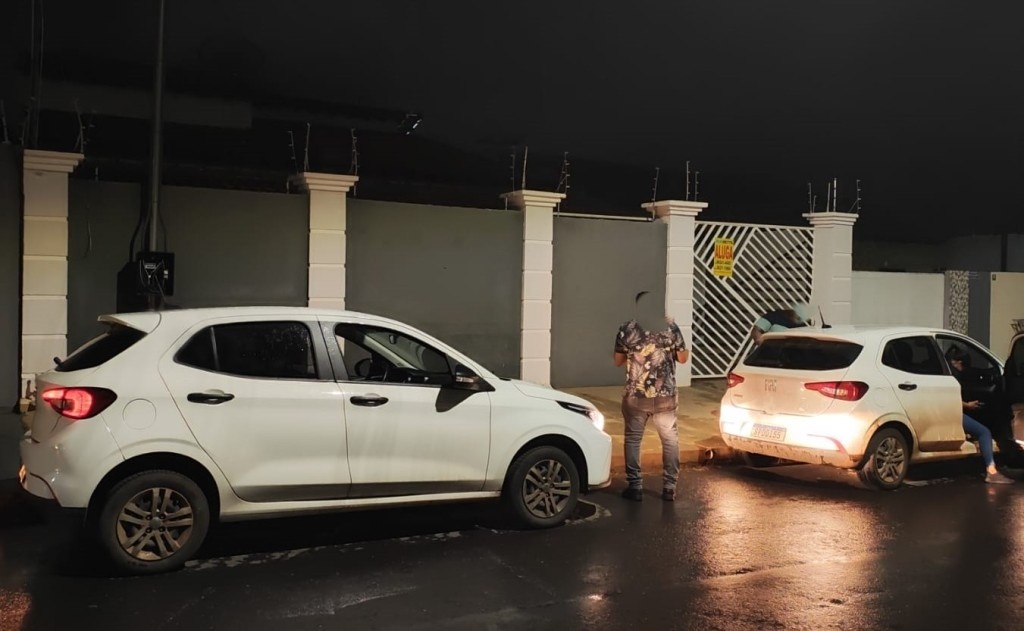 Falsos policiais são presos após aterrorizarem família e decapitarem papagaio