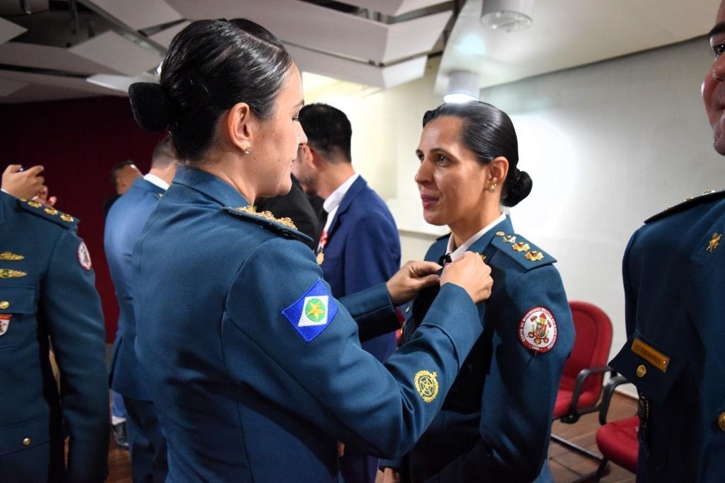 Corpo de Bombeiros concede medalhas a civis, militares e veteranos por contribuições à corporação