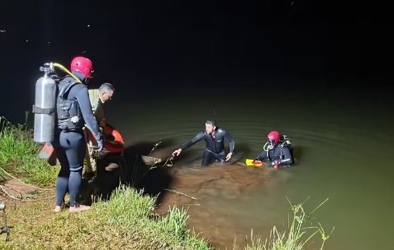 Menina andou 3 km para pedir socorro após carro cair em represa; homem afundou em seguida
