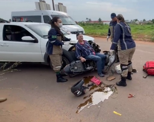 Idoso sofre fratura após colisão entre pick-up e moto