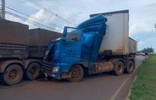 Cabine de carreta fica destruída em batida com outra