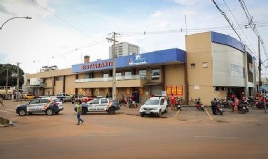 Botijão explode e deixa funcionários de supermercado feridos