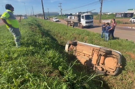 Carro cai em vala de escoamento de água após desviar de outro veículo na BR-163