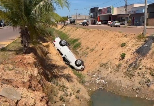 Carro é encontrado abandonado dentro de ''valetão'' em Sinop