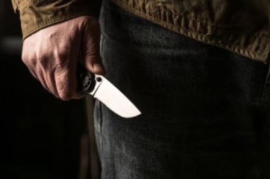 Após bebedeira, homem ataca esposa com facada no pescoço