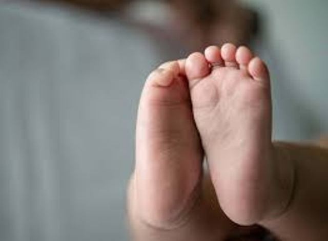 Bebê de seis meses morre enquanto dormia na mesma cama que os pais em MT