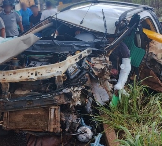 Acidente envolvendo um carro de passeio e uma carreta deixou 5 pessoas feridas na BR-364