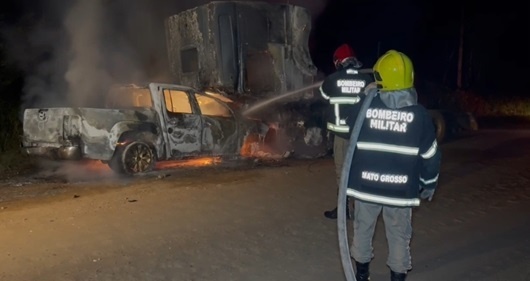 Sinop: Cavalo mecânico e caminhonete pegam fogo após colisão