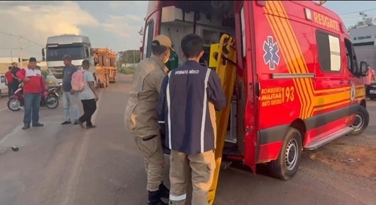 Homem fica em estado grave após colisão entre moto e caminhão na MT-140