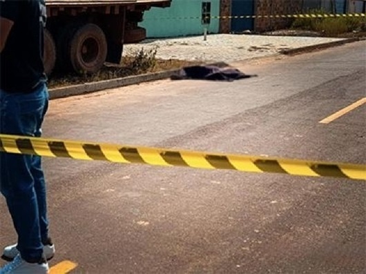 Homem é executado a tiros no meio da rua por criminoso em caminhonete