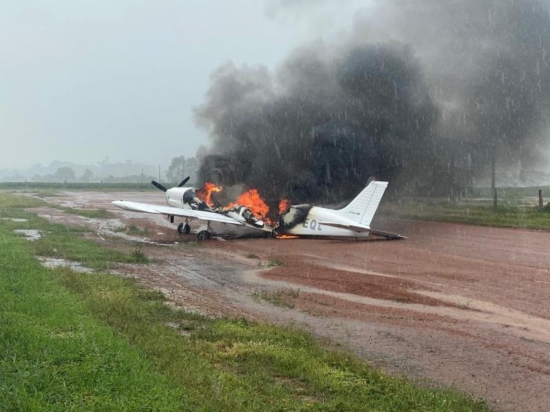 Piloto faz pouso forçado em fazenda e incendeia avião carregado de cocaína em MT