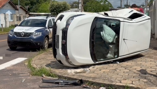 Carro tomba após colisão com caminhonete em Sinop