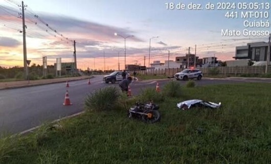 Homem morre ao perder controle de moto e bater contra meio-fio