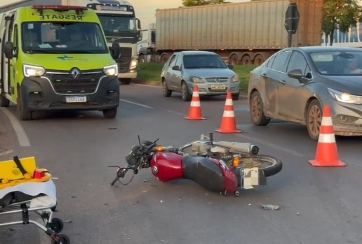 Homem fica ferido após colisão entre moto e carro na BR-163 em Sinop