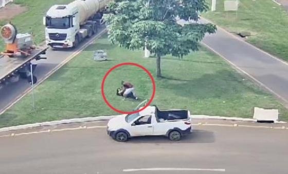 Homem de 50 anos espanca mulher e bebê de 11 meses no meio de rodovia; PJC prende agressor em flagrante