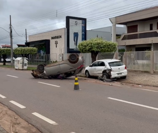 Sinop: Mulher é socorrida após colidir contra carro estacionado e veículo capotar