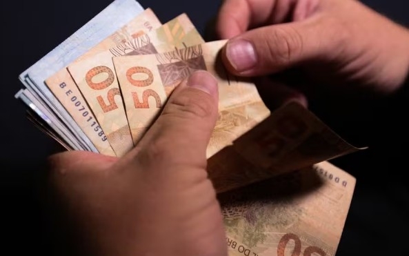 Salário mínimo em 2025 deve subir a R$ 1.518; entenda