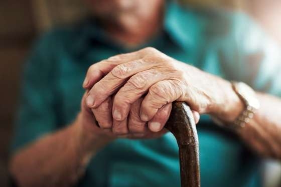 Homem tenta matar o próprio pai de 86 anos com facada na nuca