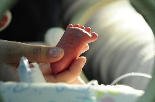 Bebê de um mês morre enquanto dormia com os pais