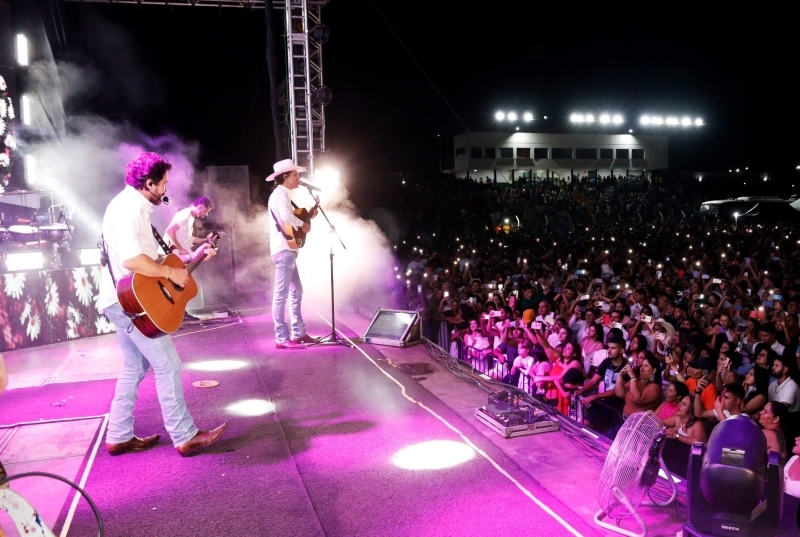 Show de Jads e Jadson atrai multidão no Réveillon da Prefeitura de Sinop