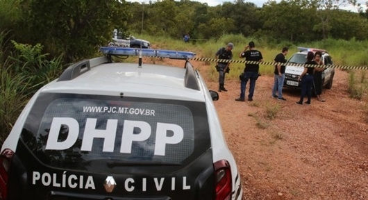 Dois corpos são encontrados enterrados em matagal